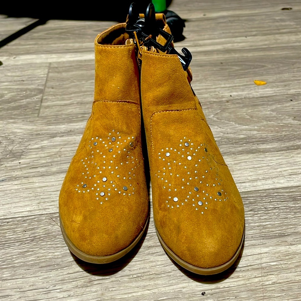 Wonder nation suede/ tan boot, with heel